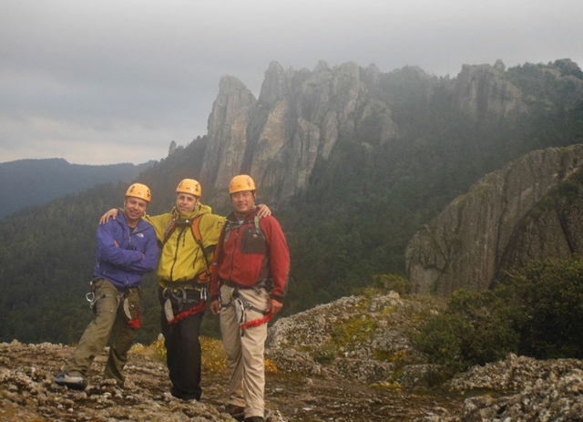 勇敢地攀登铁索